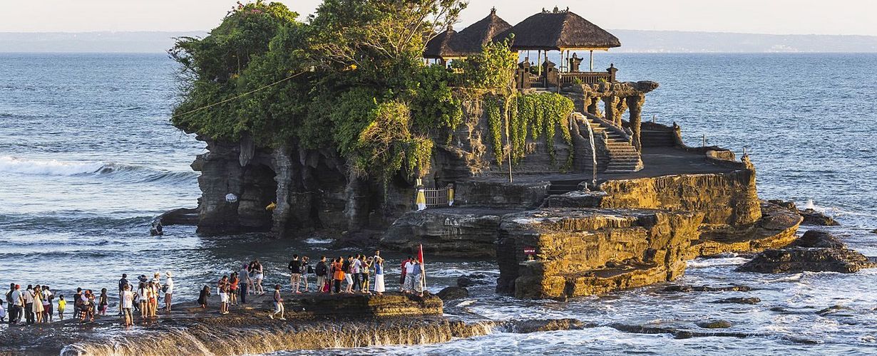 Индонезия, достопримечательности Бали, храм Танах Лот на скале, со всех сторон затопляемый водой