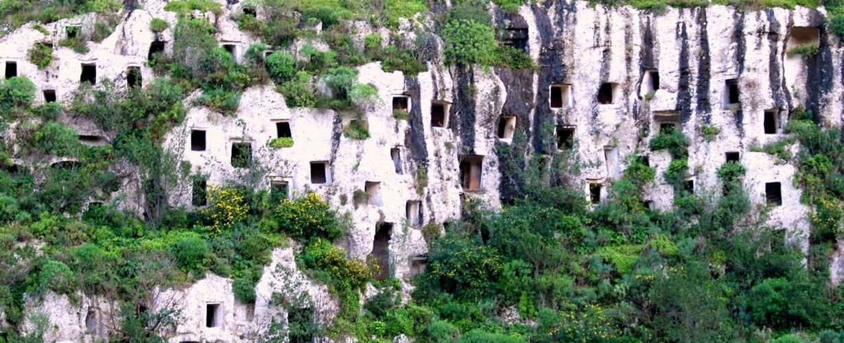 Италия, Сиракуза - Некрополь в скале Панталика