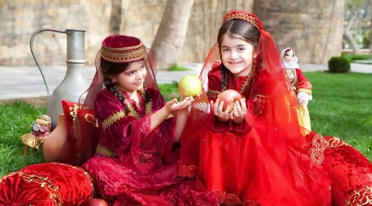 Азербайджанский национальный костюм. Азербайджанский национальный костюм для девочки. Азербайджанский национальный костюм детский. Национальная одежда Азербайджана.